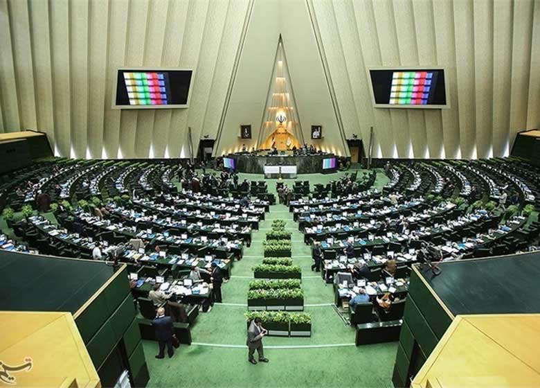 ۱۱ نفر از نمایندگان با تأخیر در صحن علنی مجلس حضور یافتند
