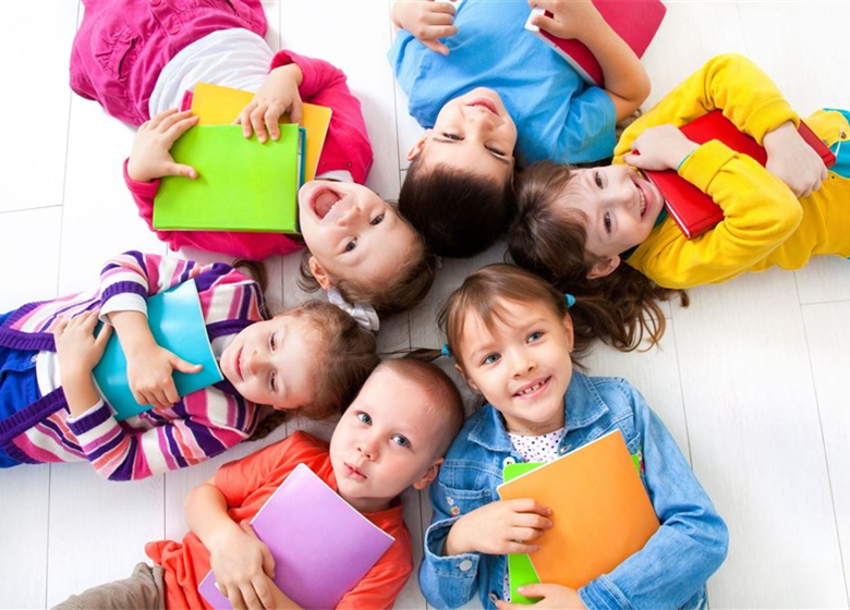 با این ۱۰ کار کودک خود را کتابخوان کنید