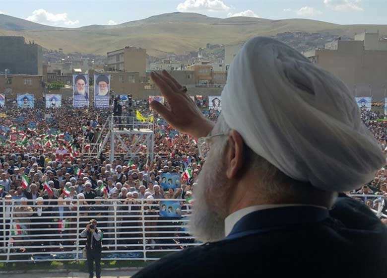 سر دادن شعار "اسحاق، دوستت داریم" در حین سخنرانی روحانی در کرمان