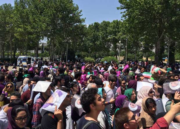 همایش حامیان روحانی در ورزشگاه 12 هزار نفری آزادی + تصاویر