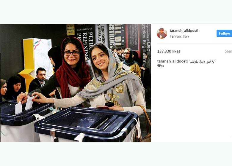 ترانه علیدوستی در حال انداختن برگه رأی در صندوق