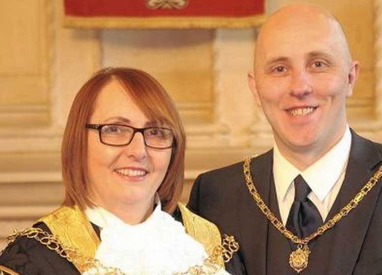 سیاستمداری که 28 سال از زنش کوچکتر است