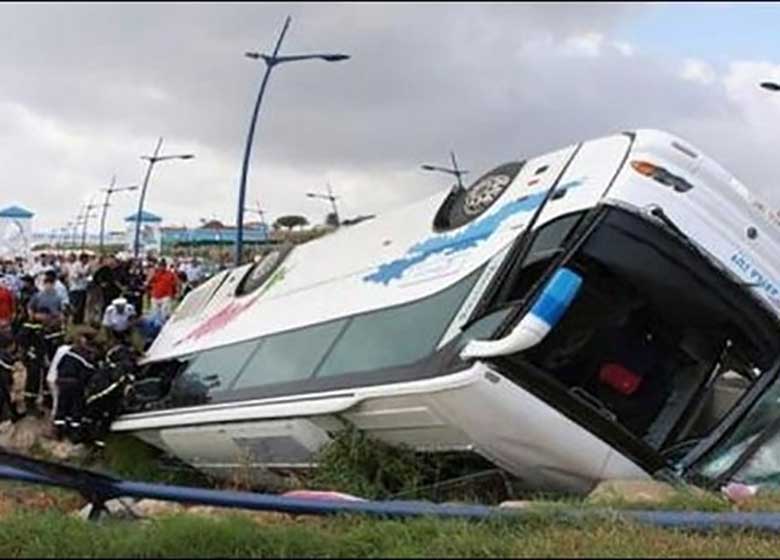 واژگونی اتوبوس 16 مجروح برجای گذاشت