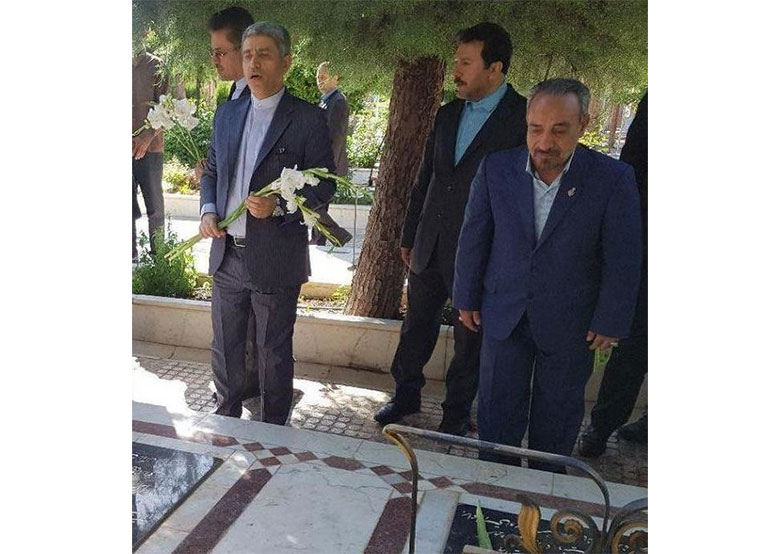 ادای احترام وزیر امور اقتصادی و دارایی به شهدای شاهرود