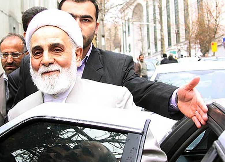 دلواپسان تاکنون به کدامیک از مقامات حمله کرده اند؟ / از اهانت به آیت الله هاشمی در روز قدس تا حمله با مهر و کفش به لاریجانی و پرتاب بطری به ناطق نوری+تصاویر