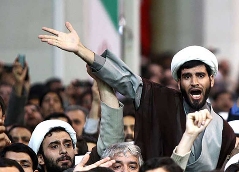 دلواپسان تاکنون به کدامیک از مقامات حمله کرده اند؟ / از اهانت به آیت الله هاشمی در روز قدس تا حمله با مهر و کفش به لاریجانی و پرتاب بطری به ناطق نوری+تصاویر