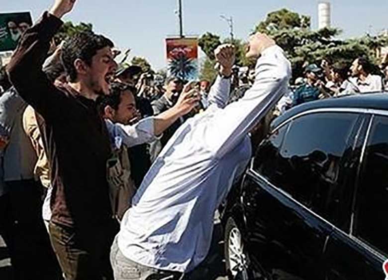 دلواپسان تاکنون به کدامیک از مقامات حمله کرده اند؟ / از اهانت به آیت الله هاشمی در روز قدس تا حمله با مهر و کفش به لاریجانی و پرتاب بطری به ناطق نوری+تصاویر