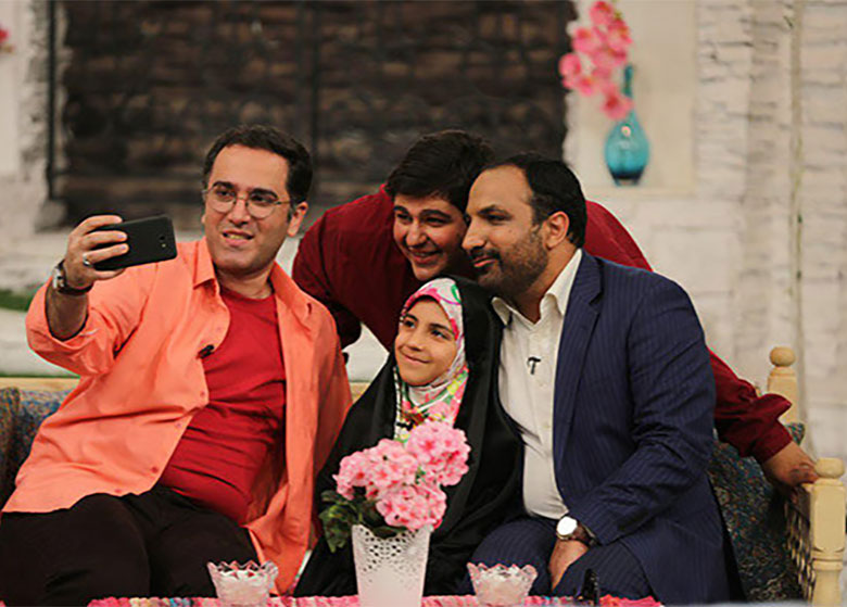 زیارت پدر و دختر از مزار شهدای گمنام به یاد یک شهید