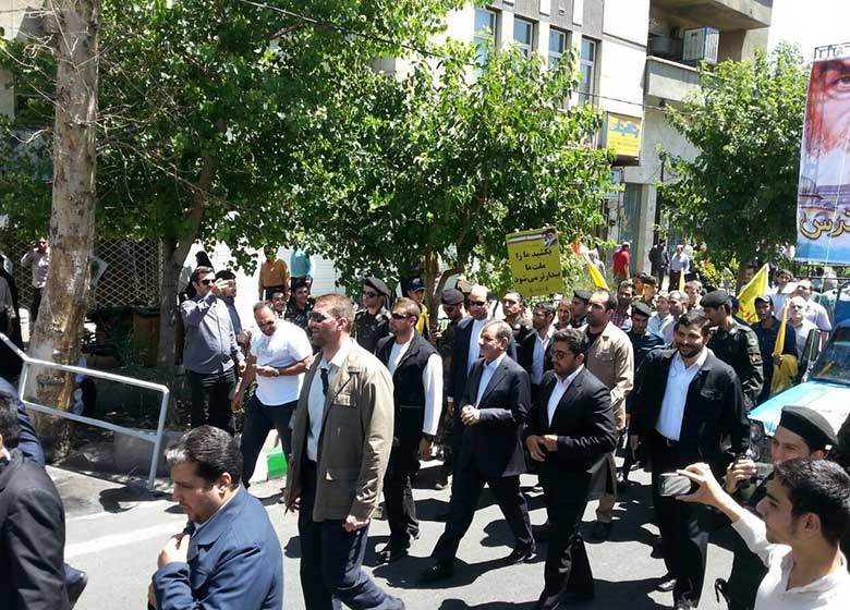 قیام روزهداران تهرانی برای آزادی قدس/حضور پررنگ چهرههای مختلف سیاسی/نمایش موشکهای اقتدار در میدان فردوسی + تصاویر