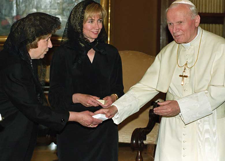 حجاب اجباری در قلب اروپا، حتی برای همسر رئیسجمهور +سند