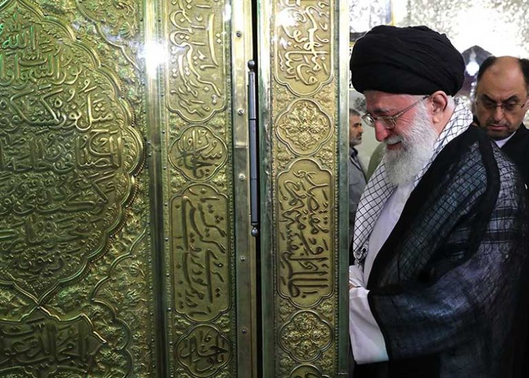 فیلم/غبارروبی ضریح مطهر امام رضا(ع) توسط امام خامنه‌ای