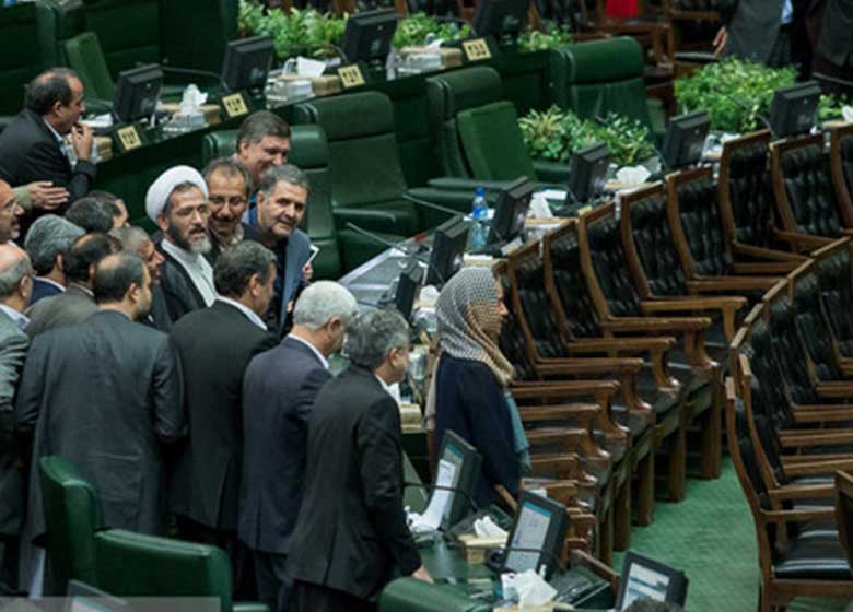 شوخی لاریجانی با قشقاوی بهدلیل عکاسی در تحلیف