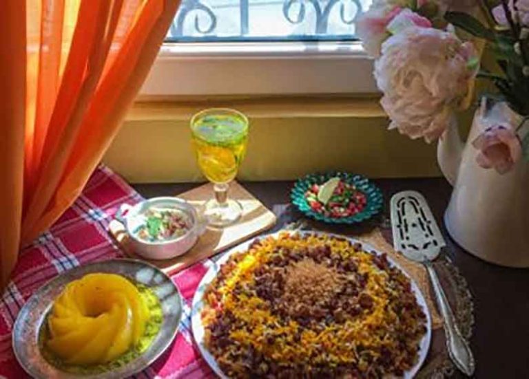 آموزش آشپزی دو دختر ایرانی به گردشگران