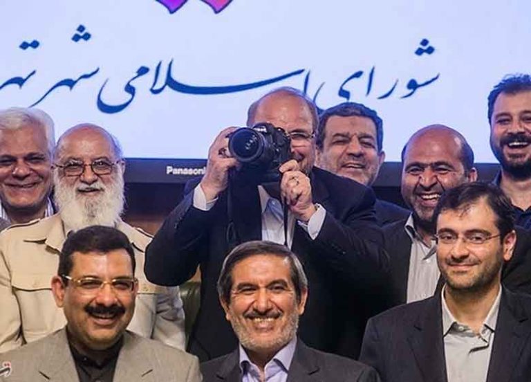 عکاسی قالیباف از خبرنگاران در جلسه آخر شورای شهر