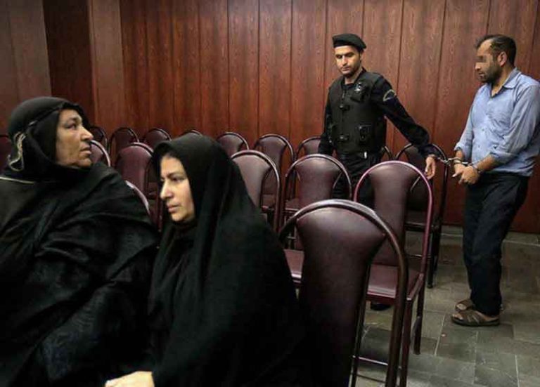 مواجه پدر و مادر آتنا اصلانی با شیطان پارس آباد در اولین جلسه دادگاه + تصاویر