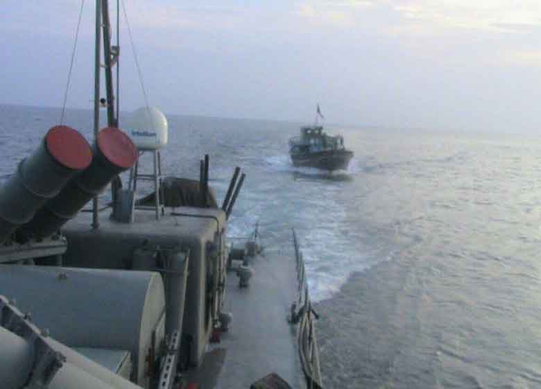 هشدار ناو موشکانداز ارتش به یک فروند ناو آمریکایی + عکس