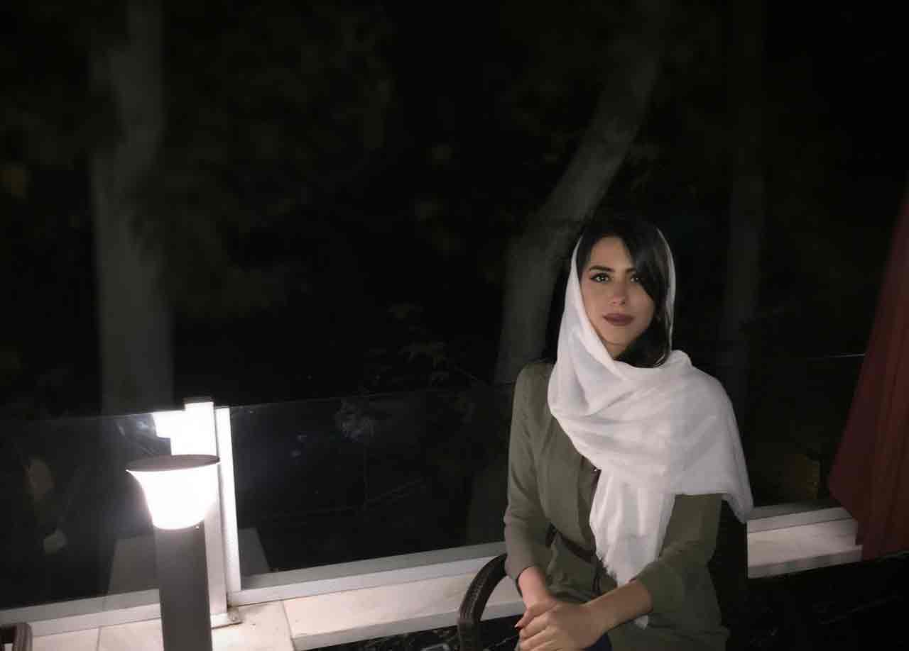زن هنرمندی که درونیات خود را به روی بوم آورد