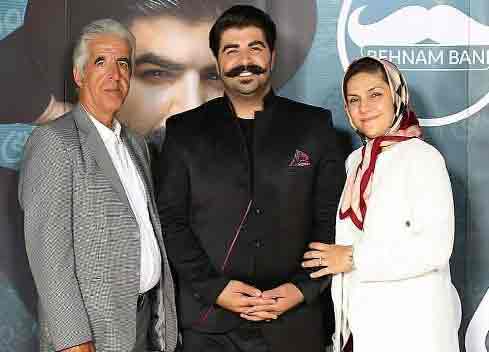 عکس جالب خواننده معروف در کنارپدر و مادرش