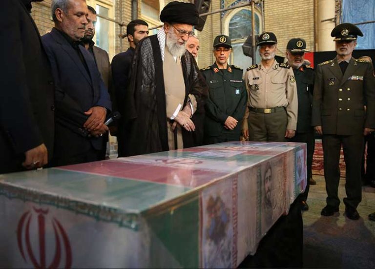 حضور رهبرانقلاب در کنار پیکر مطهر شهید حججی+تصاویر