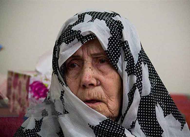 مادر شهید جنگجو در روز تشییع پسرش دار فانی را وداع گفت