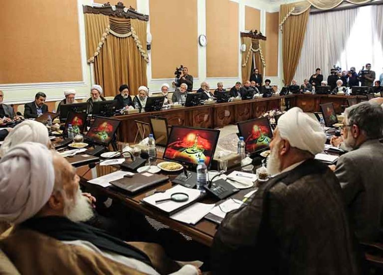 هم‌نشینان رئیسی، احمدی‌نژاد و قالیباف در مجمع تشخیص