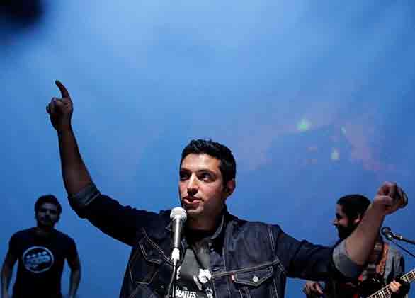 بازیگر محبوب با موسیقی راک روی صحنه کنسرت/عکس