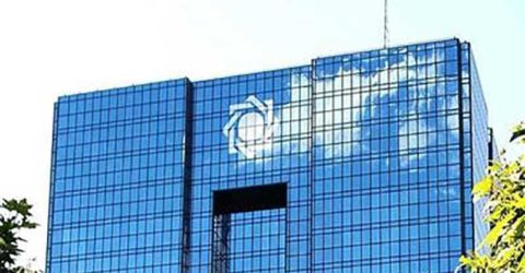 شعارهای تند یک روحانی مقابل بانک مرکزی علیه سیف