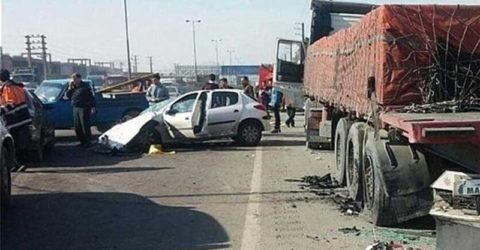 لحظه هولناک عبور یک خودرو از زیر کامیون