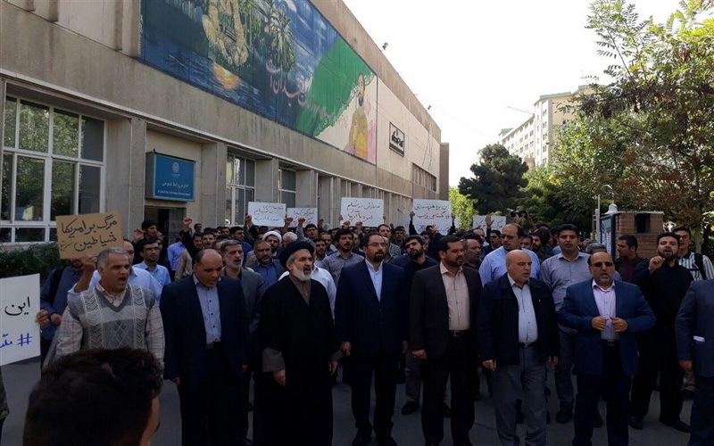 تجمع دانشجویان دانشگاه امیرکبیر در اعتراض به سخنان ترامپ