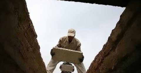 فیلم/ زنده بیرون آمدن مرد ایرانی از قبر!