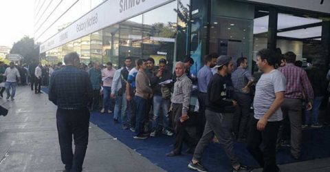 صف عجیب مردم برای خرید گلکسی نوت8 در تهران + تصاویر