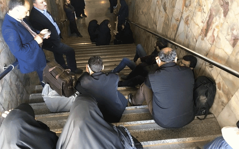 شهروندان و اهالی رسانه در متروی مصلی حبس شدند