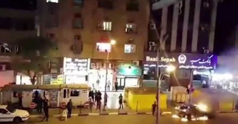 فیلم / راننده اهوازی ماشینش را مقابل پلیس به آتش کشید