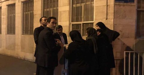 (تصاویر) تجمع معترضان کاسپین مقابل خانه احمدی‌نژاد