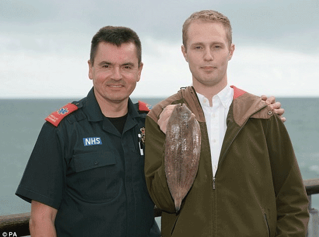 بوسیدن ماهی کار دست ماهیگیر داد + تصاویر