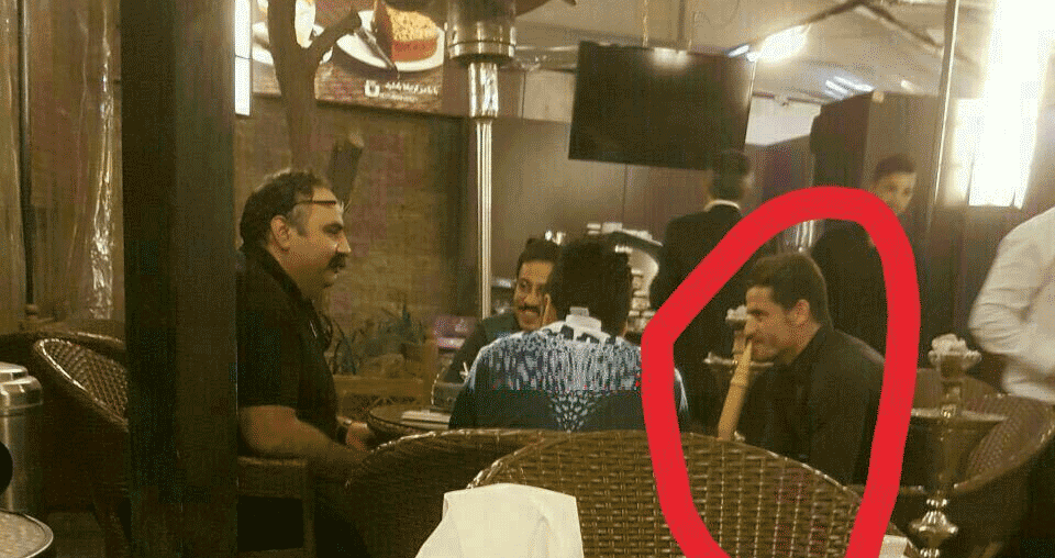 جنجال قلیان کشیدن 2 بازیگر درکنار یک بازیکن/عکس