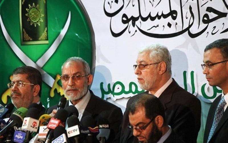 اخوان المسلمین مصر از سوی دادگاههای منتسب به نهاد نظامی محاکمه میشوند