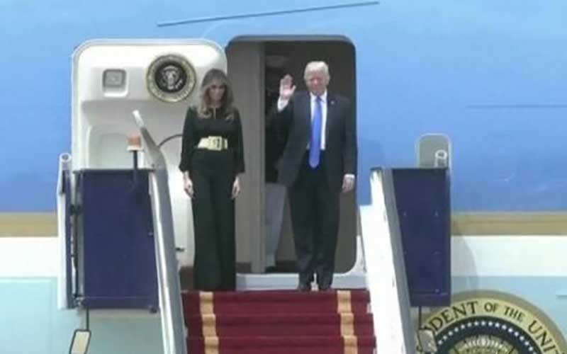 جنجال عوض کردن لباس ملانیا ترامپ در هواپیما