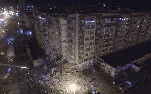 آتش سوزی مرگبار در مجتمع مسکونی در روسیه + عکس