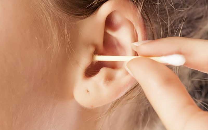 پاک کردن گوش و تمیز کردن جرم آن چه ضررهایی برای سلامتی دارد؟