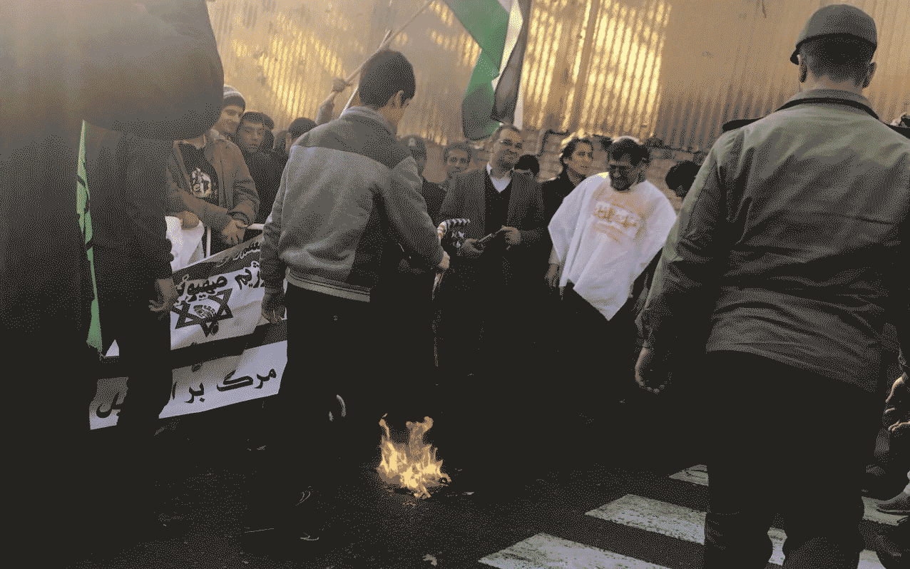 تجمع دانشآموزان تهرانی در اعتراض به تصمیم ترامپ