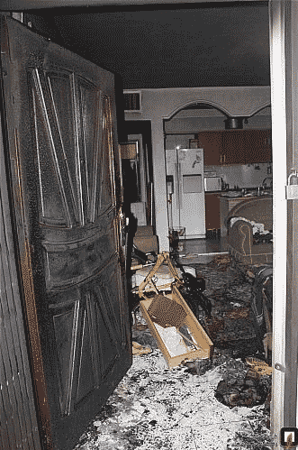 نجات دختری که از ترس سوختن به اتاقخواب پناه برد + تصاویر