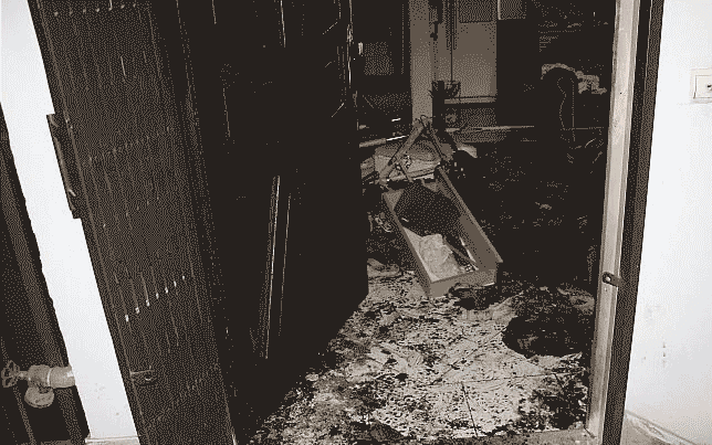 نجات دختری که از ترس سوختن به اتاقخواب پناه برد + تصاویر