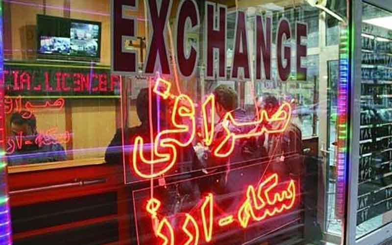 صرافیهای غیرمجاز مصداق قاچاقچیان ارز/ آیا کنترل بازار ارز از دست بانک مرکزی خارج شده است؟
