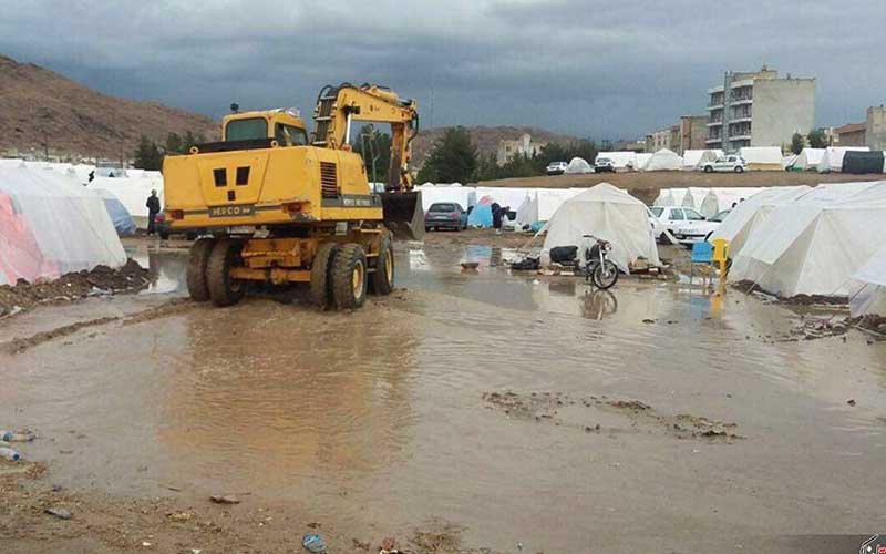 برف و بوران 13 استان کشور را در نوردید/واژگونی اتوبوس ولوو 6 کشته برجای گذاشت/ده ها هزار شهروند در جاده های کشور گرفتار هستند