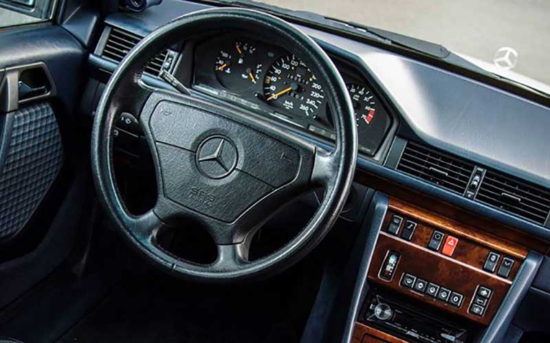 حراج مرسدس بنز و لانچیا، متعلق به مستر بین