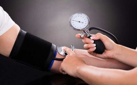 میزان فشار خون نرمال در سنین مختلف چقدر است 1 میزان فشار خون نرمال در سنین مختلف چقدر است
