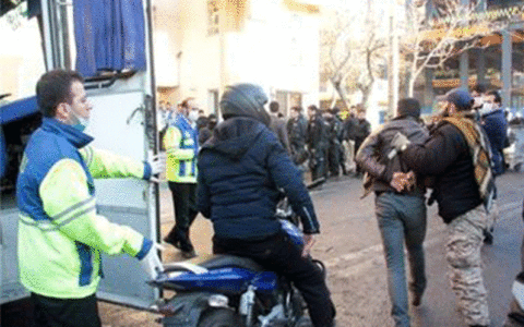 دستگیر شدگان آشوب دراویش به همراه آلات قتاله