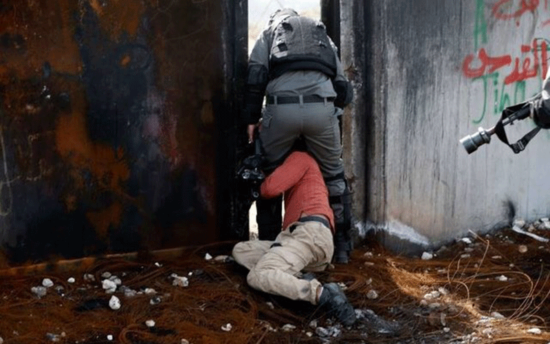 تصاویری از شجاعت یک جوان خارجی در مقابل نظامیان صهیونیست