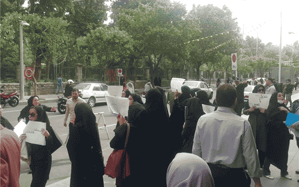 تجمع کارکنان تعدیل شده شهرداری مقابل شورا